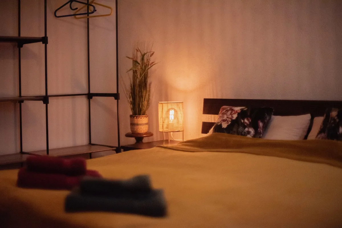 Schnuckenstube Schlafzimmer mit warmem Licht